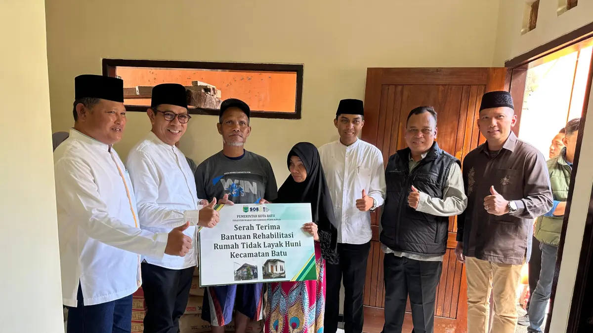 DISPERKIM FOR RADAR BATU
REHABILITASI RUMAH: Serah terima bantuan rehabilitasi rumah tidak layak huni oleh Wali Kota Batu Nurochman kepada salah satu warga di Kecamatan Batu beberapa hari lalu.