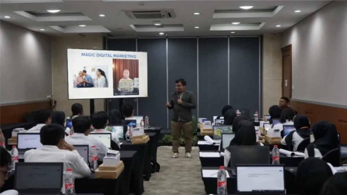 PELATIHAN KERJA: Sejumlah pemuda mengikuti pelatihan MUA yang digelar Disnaker Kota Batu untuk meningkatkan penyerapan tenaga kerja beberapa waktu lalu.