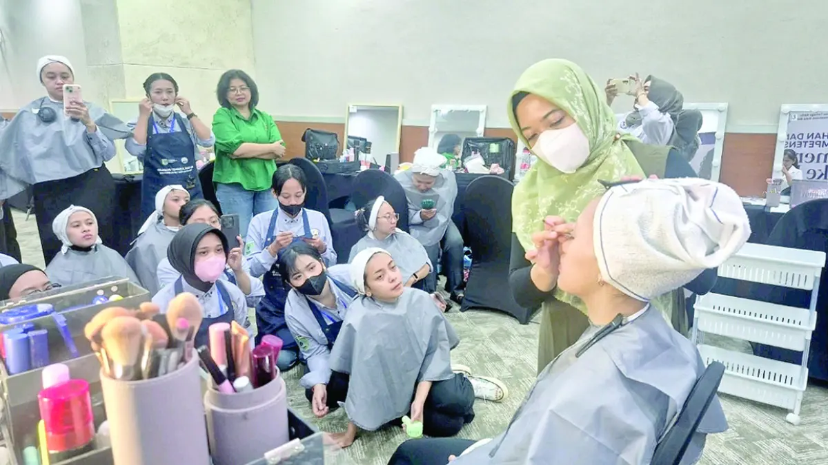PELATIHAN KERJA: Sejumlah pemuda mengikuti pelatihan MUA yang digelar Disnaker Kota Batu untuk meningkatkan penyerapan tenaga kerja beberapa waktu lalu.