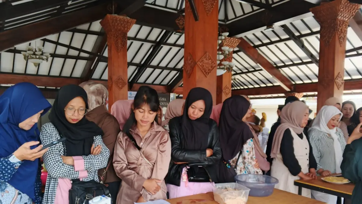 PELATIHAN VOKASI: Sejumlah warga mengikuti sesi praktik dalam pelatihan olahan makanan berbasis kemandirian ekonomi yang diinisiasi DP3AP2KB Kota Batu di Pendopo Rumah Dinas Wali Kota Batu Beberapa hari lalu.