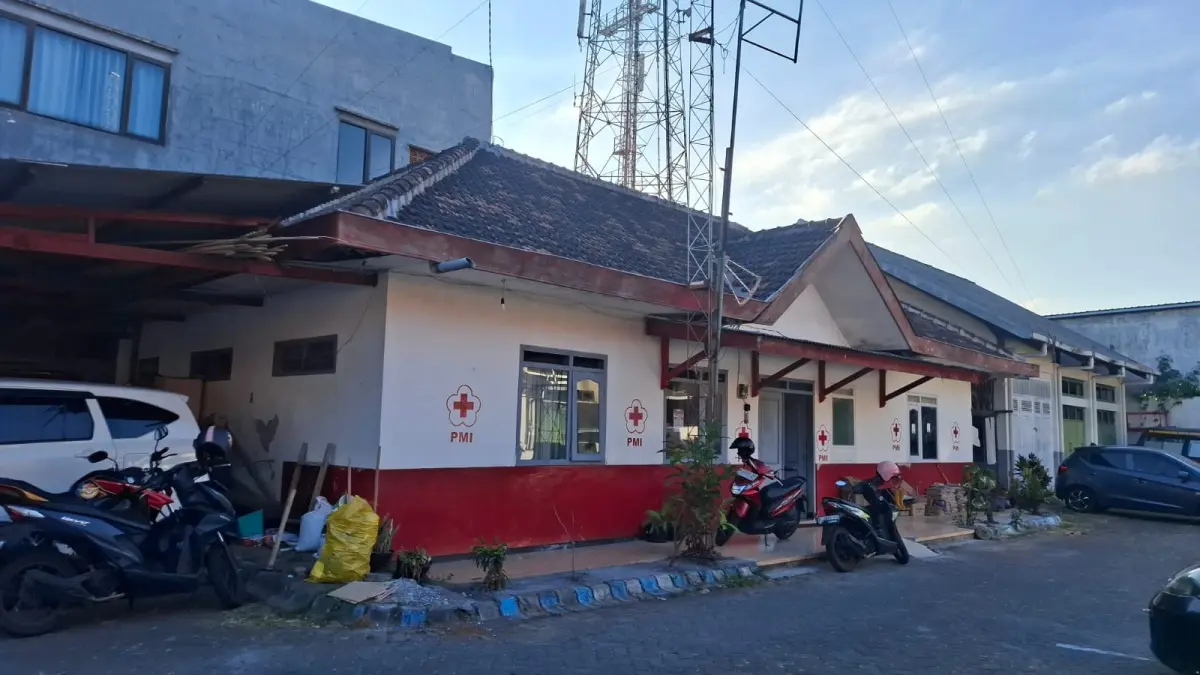 BELUM BEROPERASI: Kepala Markas PMI Kota Batu menunjukkan bankblood hibah dari Bank Indonesia yang belum bisa digunakan karena ketiadaan UPD.