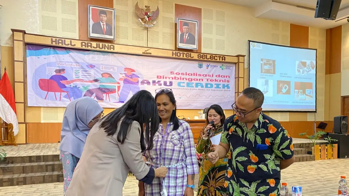 PENGECEKAN KESEHATAN: Tim Dinkes Kota Batu mengecek lingkar pinggang salah satu karyawan Hotel Selecta beberapa hari lalu.