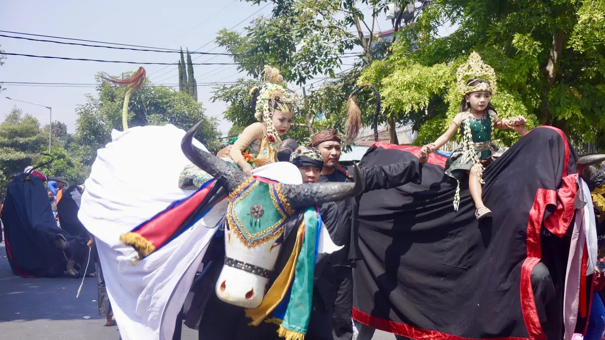 BERLANGSUNG MERIAH: Salah satu kontingen bantengan dari luar kota tampil di depan panggung utama Jalan Panglima Sudirman kemarin (2/8). (RORI DINANDA BESTARI/RADAR BATU)