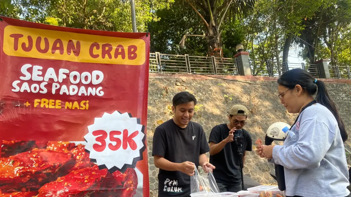 RAMAI PENGUNJUNG: Salah satu lapak baru CFD Mbatu Sae melayani pembeli kemarin pagi (2/8). Promosi produk juga dilakukan melalui platform digital. (RORI DINANDA BESTARI/RADAR BATU)