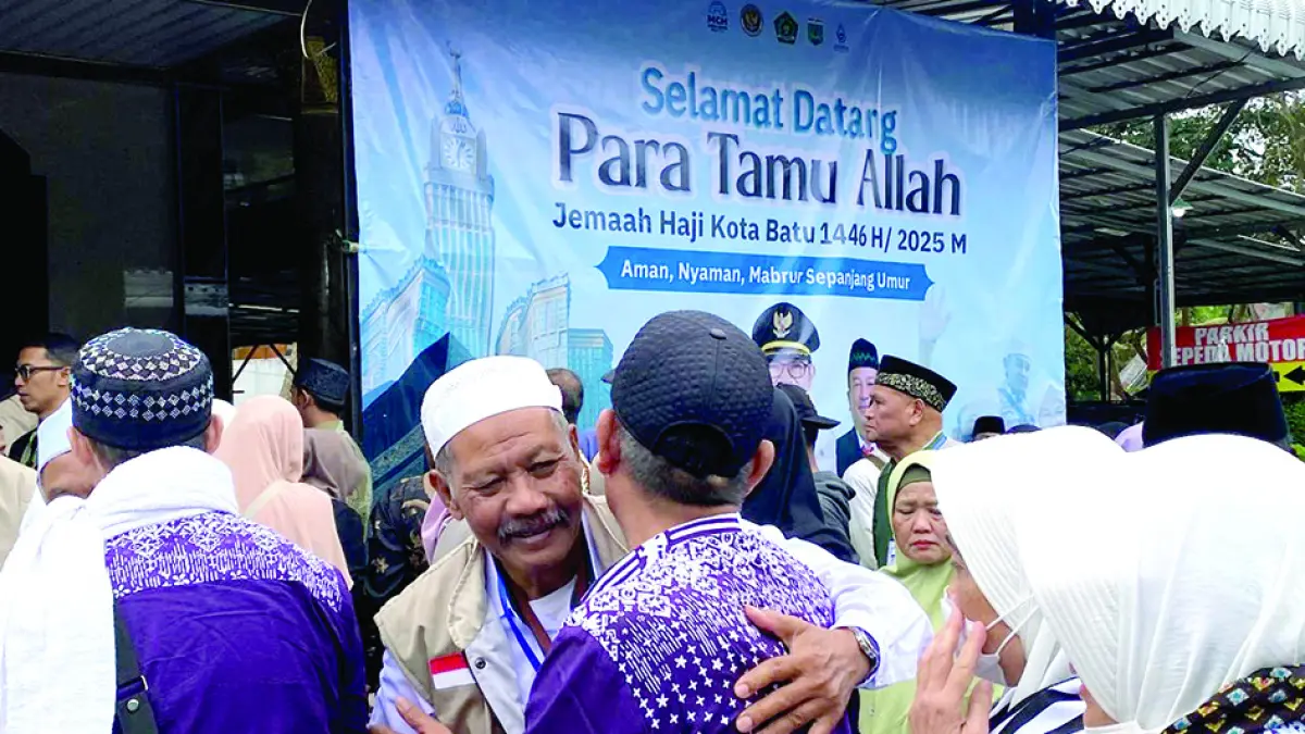 KEPULANGAN JEMAAH HAJI: Jemaah haji Kota Batu tahun 2026 tiba di Masjid Sultan Agung beberapa waktu lalu. (RORI DINANDA BESTARI/RADAR BATU)