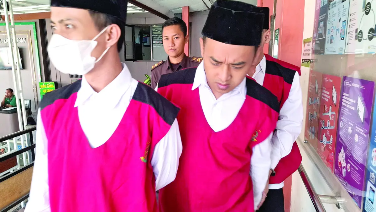 PROSES HUKUM: Dua terdakwa pencurian 220 keping emas keluar dari ruang sidang Pengadilan Negeri Malang Kelas IA beberapa waktu lalu. (RAMIZARD RAFSANJANI/RADAR BATU)