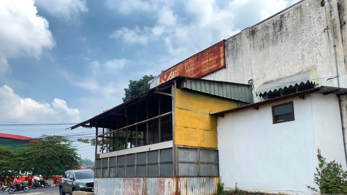 BERHENTI BEROPERASI: Salah satu koperasi di Jalan Dewi Sartika, Kelurahan Temas tidak lagi beroperasi kemarin (4/8). (RORI DINANDA BESTARI/RADAR BATU)