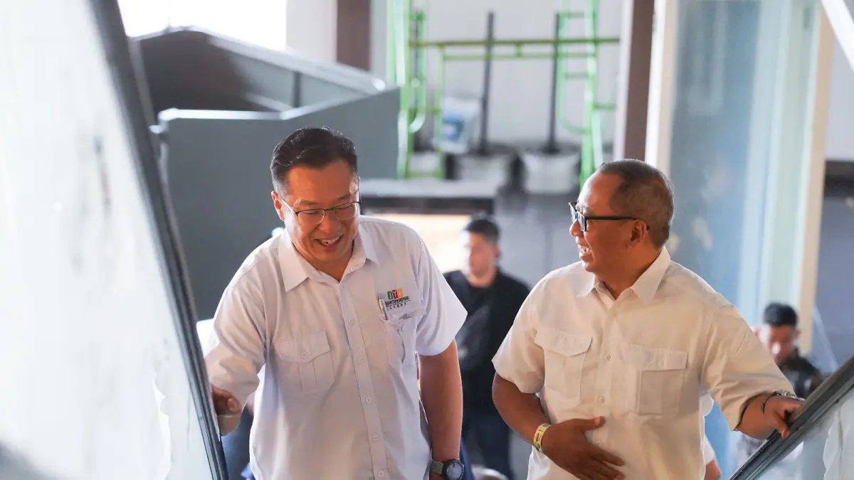 KUNJUNGAN KERJA: Sekretaris Kementerian Sekretariat Negara (Kemensetneg) RI Setya Utama meninjau kesiapan Museum Angkut dalam menyambut peringatan HUT ke-81 Kemerdekaan RI pada Senin lalu (3/8). (JAWA TIMUR PARK GROUP FOR RADAR BATU)