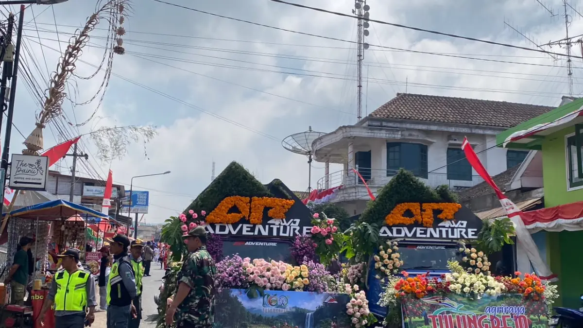 Penampilan salah satu peserta Desa Tulungrejo. (Rori Dinanda Bestari/Radar Malang)