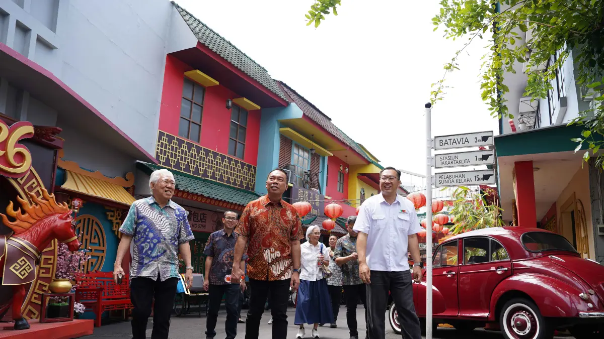 KUNJUNGAN KERJA: Direktur Utama PT Jasa Marga (Persero) Tbk Rivan A. Purwantono dan mantan Menteri Perdagangan RI Enggartiasto Lukita didampingi Staf Ahli Jawa Timur Park Group Rio Imam Sendjojo mengunjungi Museum Angkut untuk penjajakan kerja sama pada Selasa lalu (4/8). (JAWA TIMUR PARK GROUP FOR RADAR BATU)