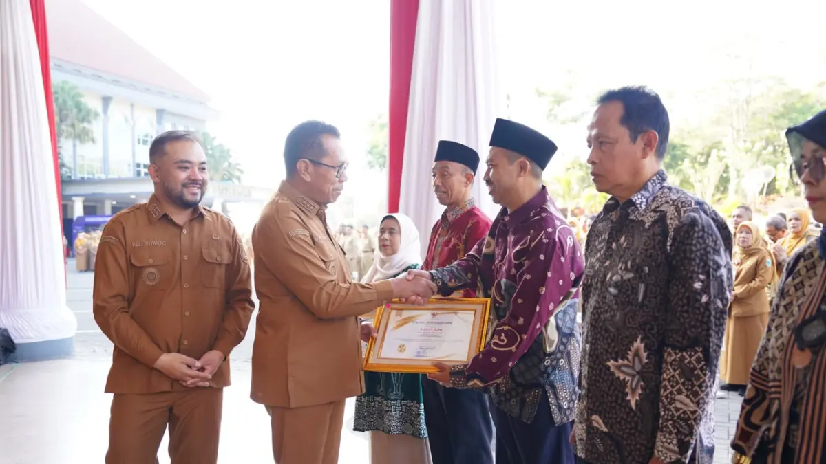 PURNA TUGAS: Wali Kota Batu Nurochman menyerahkan SK pensiun kepada sejumlah ASN beberapa hari lalu. (RORI DINANDA BESTARI/RADAR BATU)