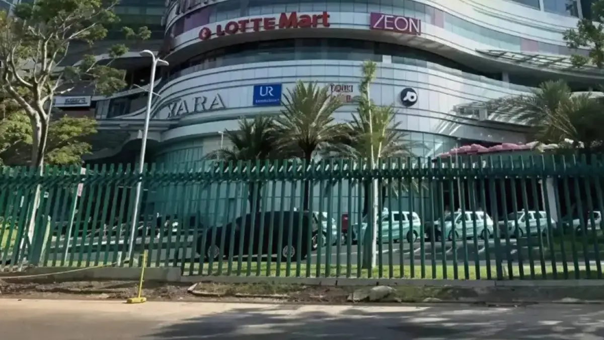 Warga Surabaya belakangan ini dihebohkan dengan pemandangan baru di sejumlah mal milik Pakuwon (Instagram)