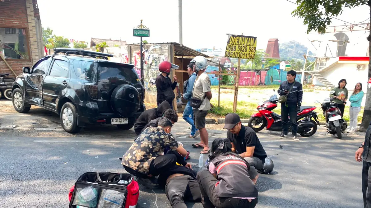 LAKA LANTAS: Seorang mahasiswa dievakuasi tim PSC Kota Batu usai ditabrak mobil di Jalan Ir Soekarno, Kecamatan Junrejo kemarin (6/8). (RORI DINANDA BESTARI/RADAR BATU)