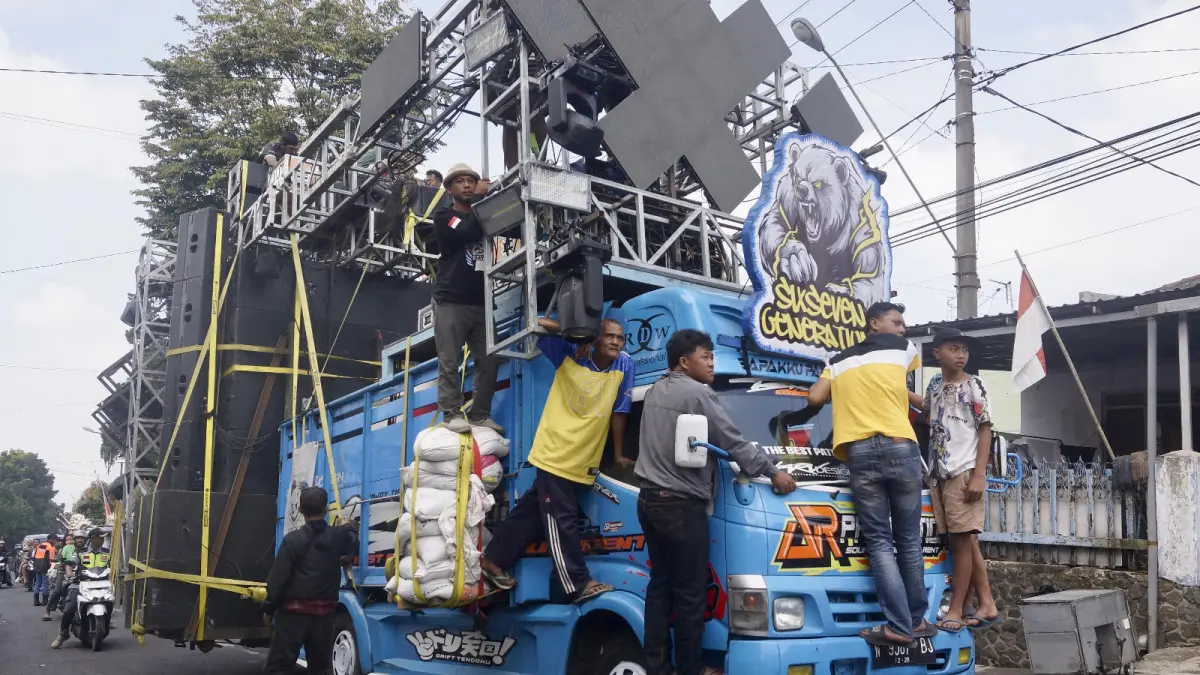 PESTA RAKYAT: Salah satu sound horeg dalam kegiatan karnaval di Desa Tulungrejo, Kecamatan Bumiaji pada Rabu lalu (5/8). (RORI DINANDA BESTARI/RADAR BATU)