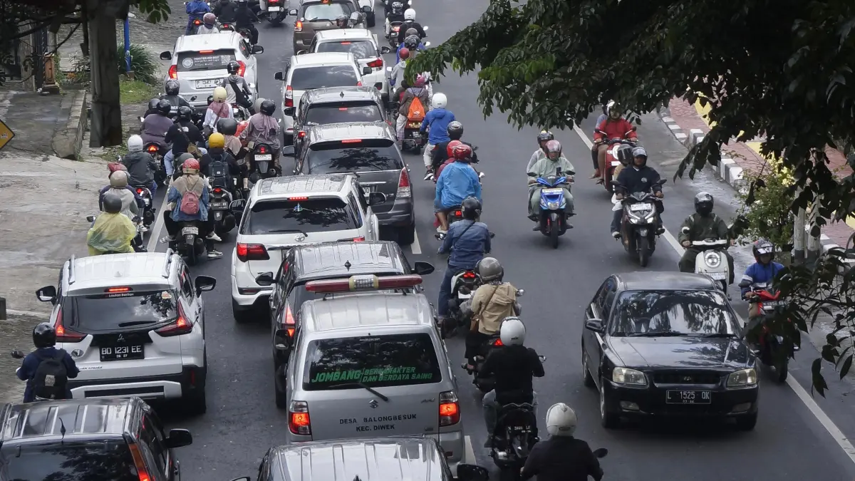 Sejumlah kendaraan memadati kawasan Jalan Ir Soekarno, Desa Beji, Kecamatan Junrejo saat weekend beberapa waktu lalu. (Rori Dinanda Bestari/Radar Batu)