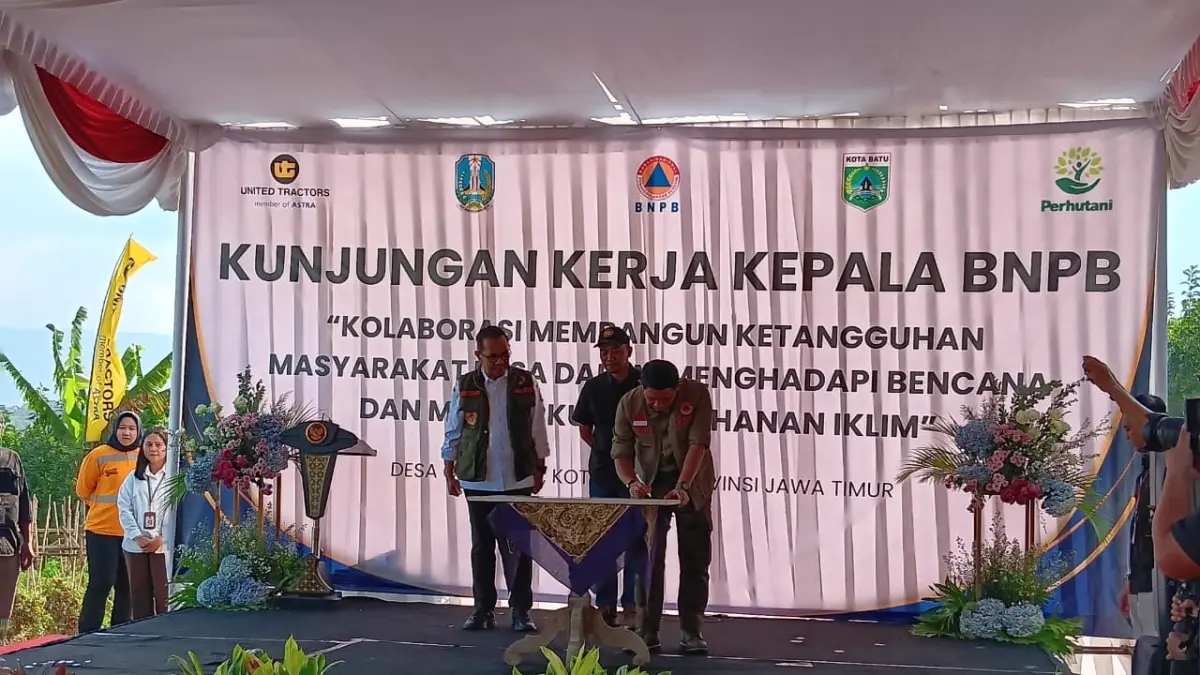 SIAGA BENCANA: Kepala Badan Nasional Penanggulangan Bencana (BNPB) Letjen TNI Suharyanto menandatangani prasasti hibah TPS3R di Desa Tangguh Bencana (Destana) Giripurno Rabu lalu (5/8). (INDAH MEI YUNITA/RADAR BATU)