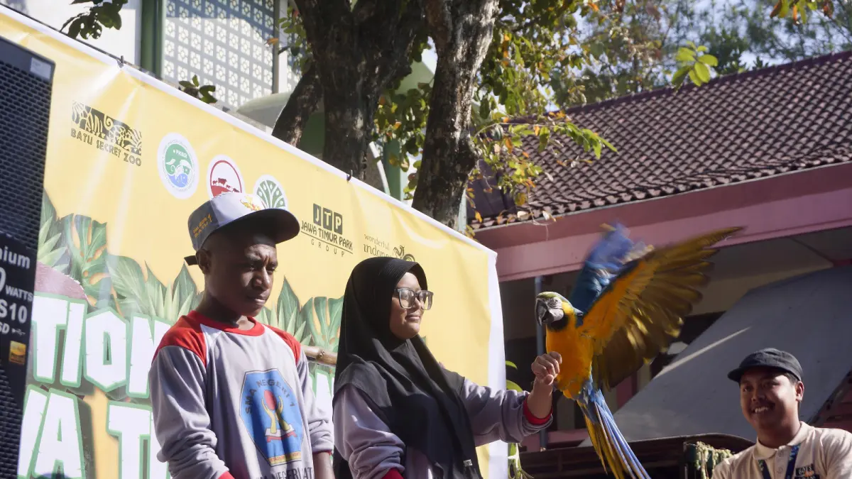 CINTA SATWA: Beberapa siswa SMA Negeri 1 Batu berinteraksi dengan salah satu satwa milik Jawa Timur Park 2 melalui program Action Indonesia Day 2026 yang digelar Batu Secret Zoo kemarin (7/8). (RORI DINANDA BESTARI/RADAR BATU)