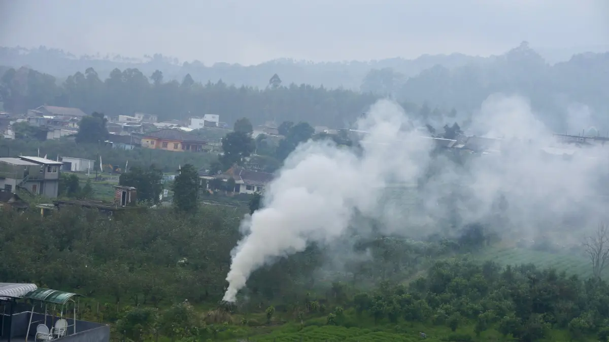 KUALITAS MENURUN: Sejumlah warga melakukan aktivitas pembakaran sampah di kawasan Desa Tulungrejo, Kecamatan Bumiaji beberapa waktu lalu. (RORI DINANDA BESTARI/RADAR BATU)