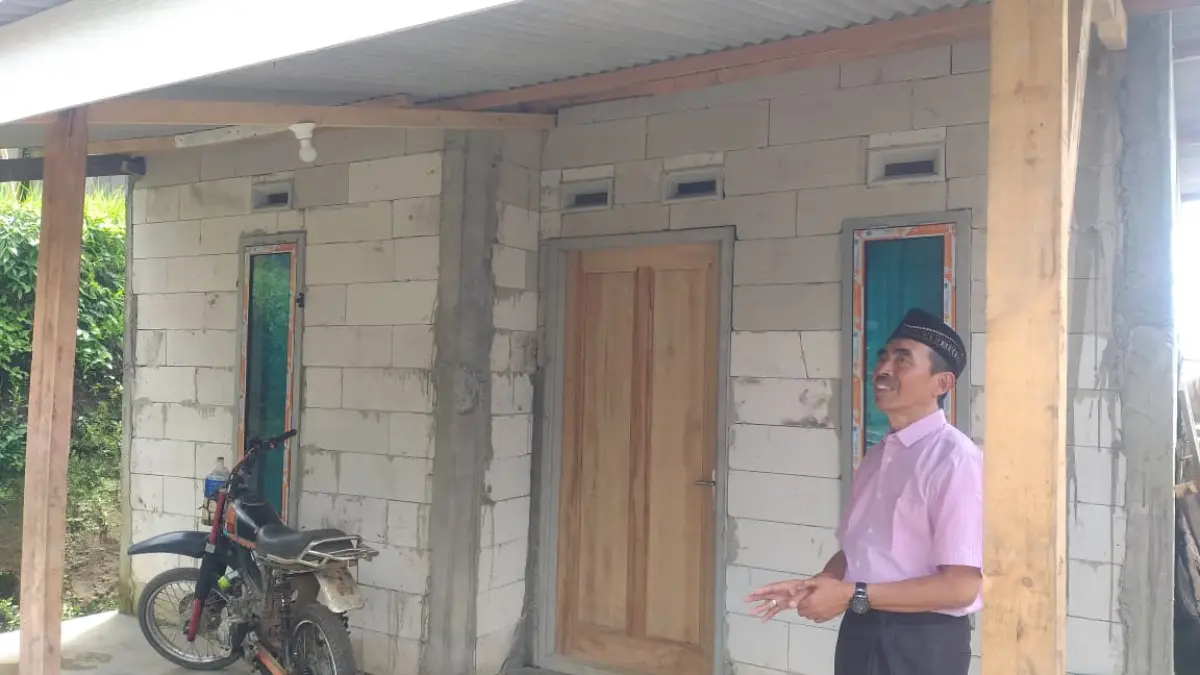 LAYAK HUNI: Ketua Badan Amil Zakat Nasional (Baznas) Kota Batu Abu Sufyan memantau hasil bedah rumah di Kecamatan Bumiaji tahun lalu. (BAZNAS KOTA BATU FOR RADAR BATU)