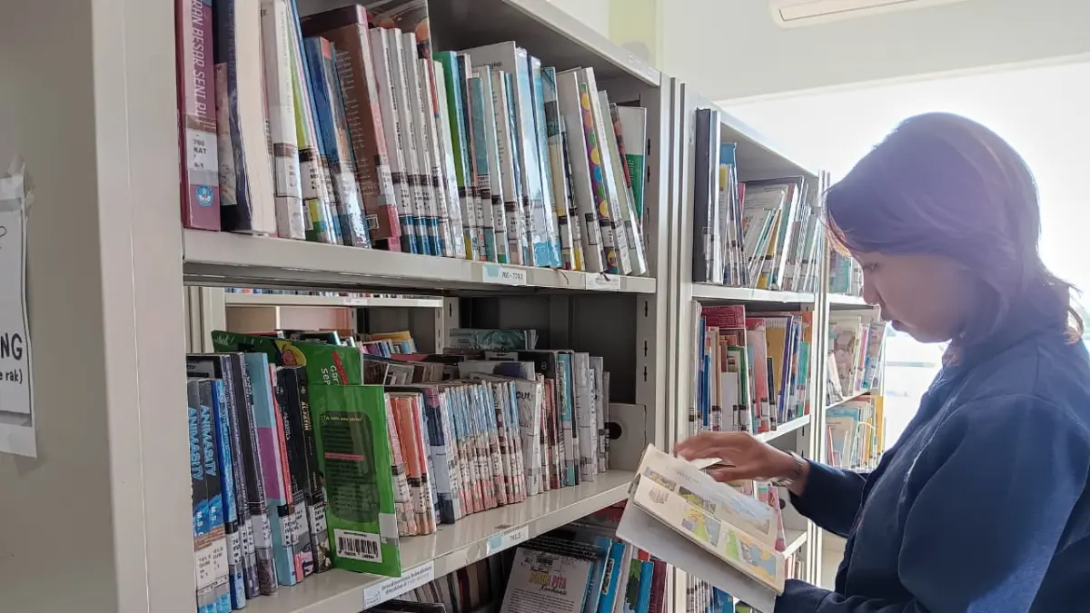 TINGKATKAN LITERASI: Pengunjung memilih buku bacaan di Perpustakaan Umum Daerah Kota Batu pada Selasa lalu (4/8). (INDAH MEI YUNITA/RADAR BATU)