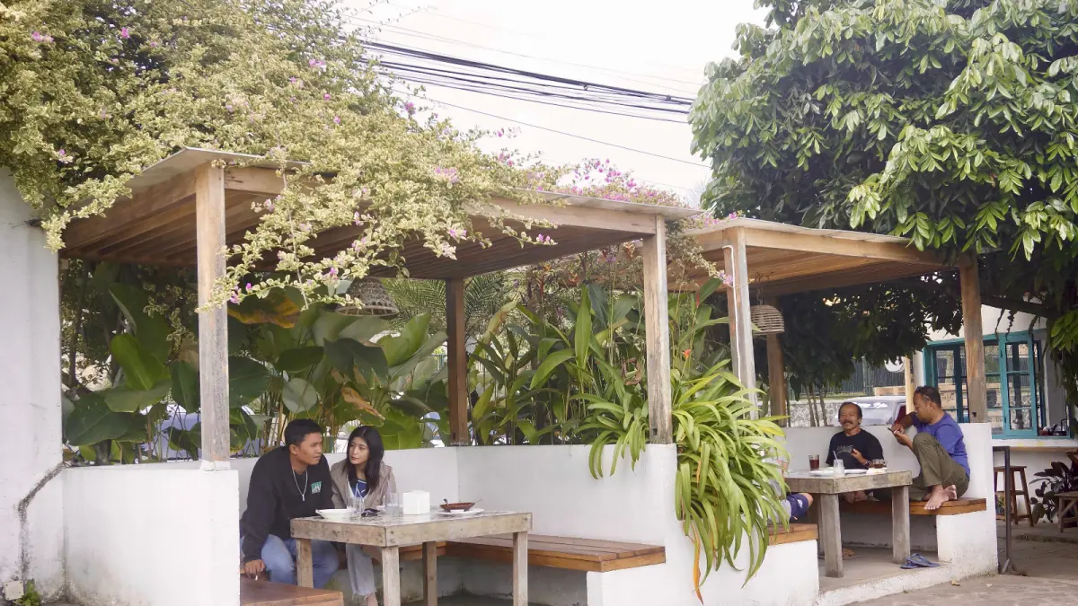 UNIK: Salah satu kafe berkonsep outdoor di kawasan Desa Tulungrejo, Kecamatan Bumiaji dipadati wisatawan beberapa waktu lalu. (RORI DINANDA BESTARI/RADAR BATU)