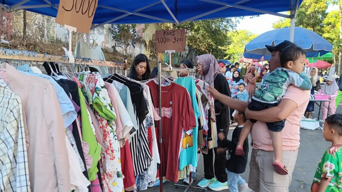 WARNA BARU: Pengunjung melihat-lihat thrift di Car Free Day (CFD) Mbatu Sae kemarin (9/8). (INDAH MEI YUNITA/RADAR BATU)