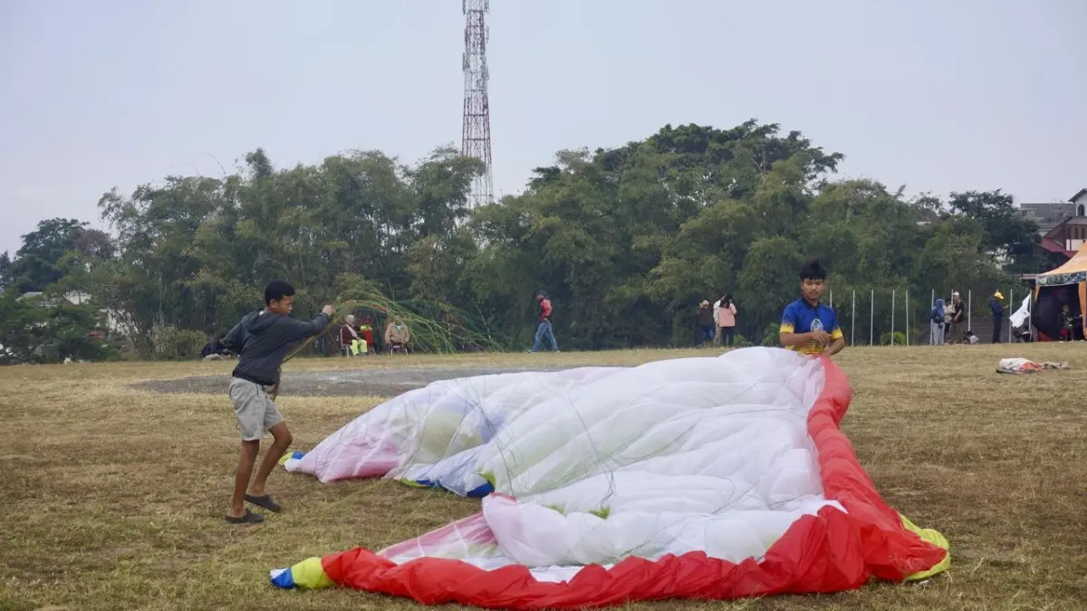 CEKATAN: Sejumlah anak di Kelurahan Songgokerto sigap melipat parasut beberapa hari lalu. (RORI DINANDA BESTARI/RADAR BATU)