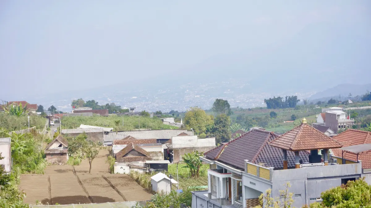 DITARGET PAJAK: Deretan bangunan di kawasan Desa Sumberejo, Kecamatan Batu menjadi objek wajib Bapenda pajak Kota Batu. (RORI DINANDA BESTARI/RADAR BATU)