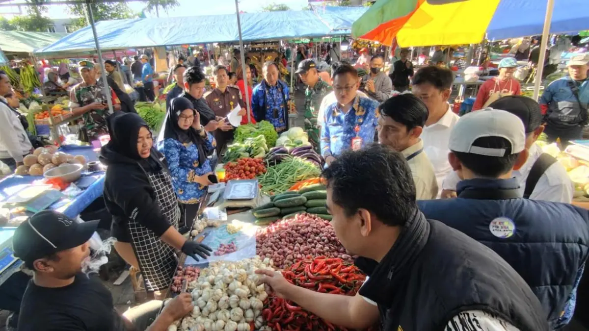 DITARGET TUMBUH: Sejumlah komoditas dijual di Pasar Pagi beberapa waktu lalu. (RORI DINANDA BESTARI/RADAR BATU)