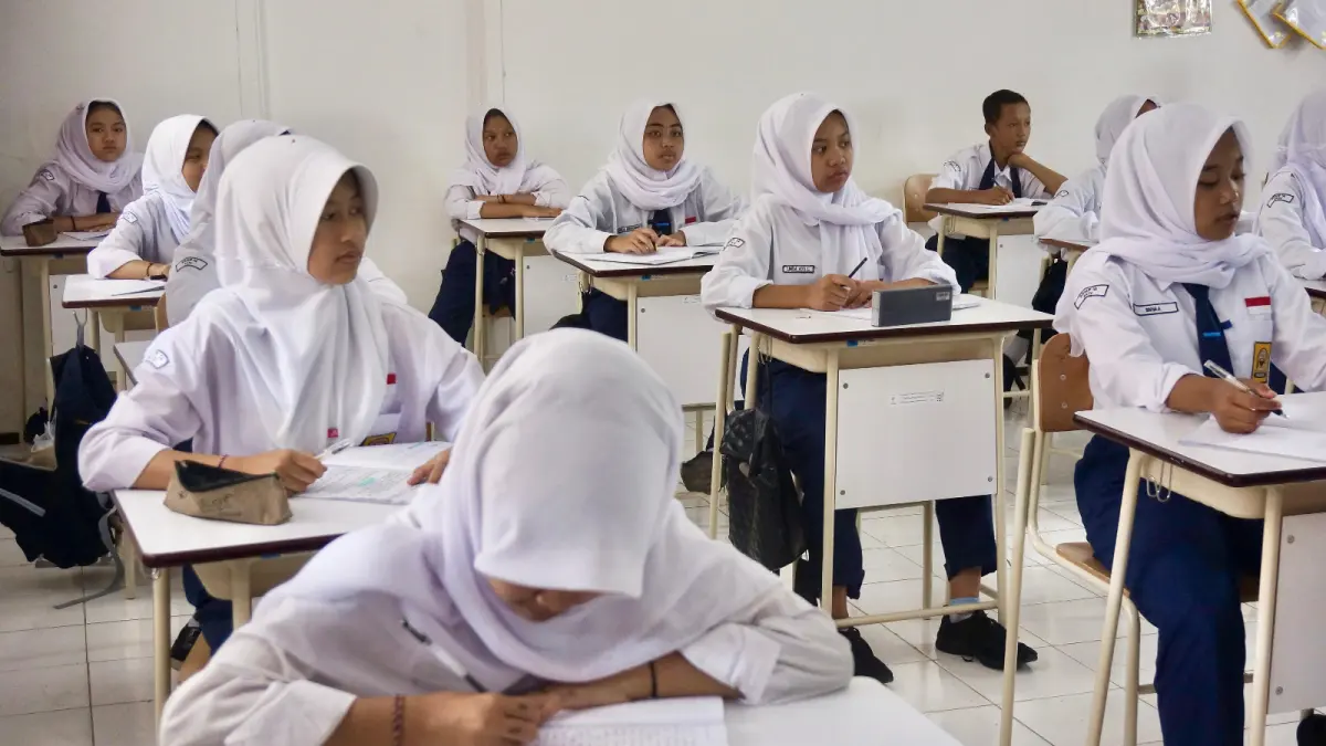 FOKUS: Siswa SRMP 14 Batu menyimak pembelajaran di dalam kelas beberapa waktu lalu. (RORI DINANDA BESTARI/RADAR BATU)
