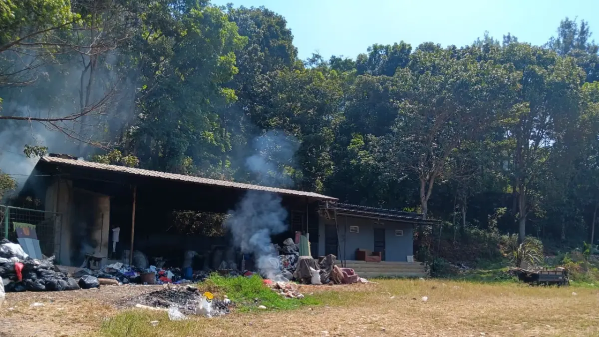 DALAM SENGKETA: Lapangan di Desa Sumberejo, Kecamatan Batu masih diperjuangkan warga setempat kemarin (11/8). (INDAH MEI YUNITA/RADAR BATU)