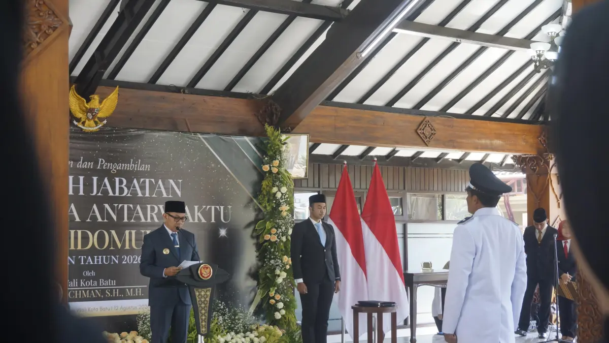 Subandri resmi dilantik sebagai Kepala Desa Pengganti Antarwaktu (PAW) Desa Sidomulyo, Kecamatan Batu, Rabu (12/8). (Rori Dinanda Bestari/Radar Malang)