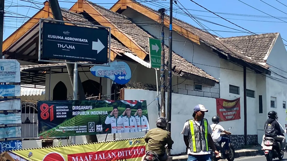 Jalan Abdul Gani ditutup karena pengerjaan trotoar. (Rori Dinanda Bestari/Radar Batu)
