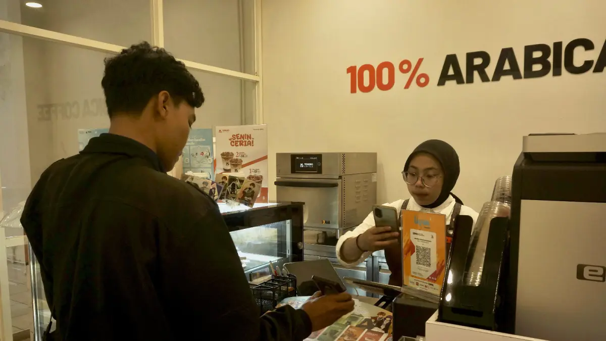 PEKERJA PEREMPUAN: Salah seorang barista perempuan melayani pengunjung di sebuah coffeeshop kemarin (12/8). (RORI DINANDA BESTARI/RADAR BATU)