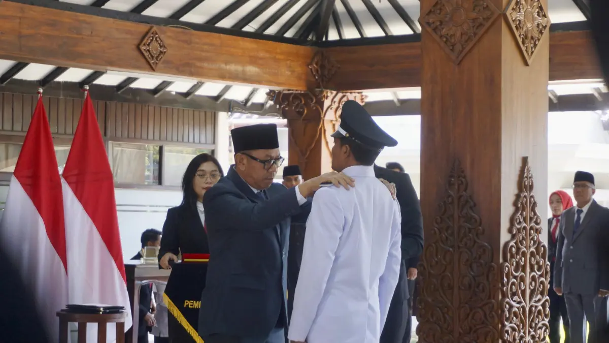 RESMI DILANTIK: Wali Kota Batu Nurochman menyematkan tanda pangkat kepada Kepala Desa Sidomulyo Subandri di Pendapa Rumah Dinas Wali Kota Batu kemarin (12/8). (RORI DINANDA BESTARI/RADAR BATU)