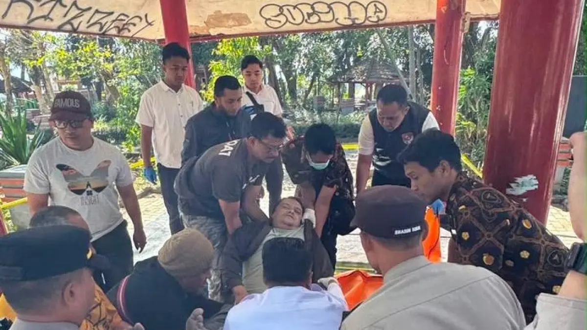 TAK BERNYAWA: Kepolisian mengevakuasi jenazah di Taman Wilis kemarin (12/8). (ISTIMEWA FOR RADAR BATU)