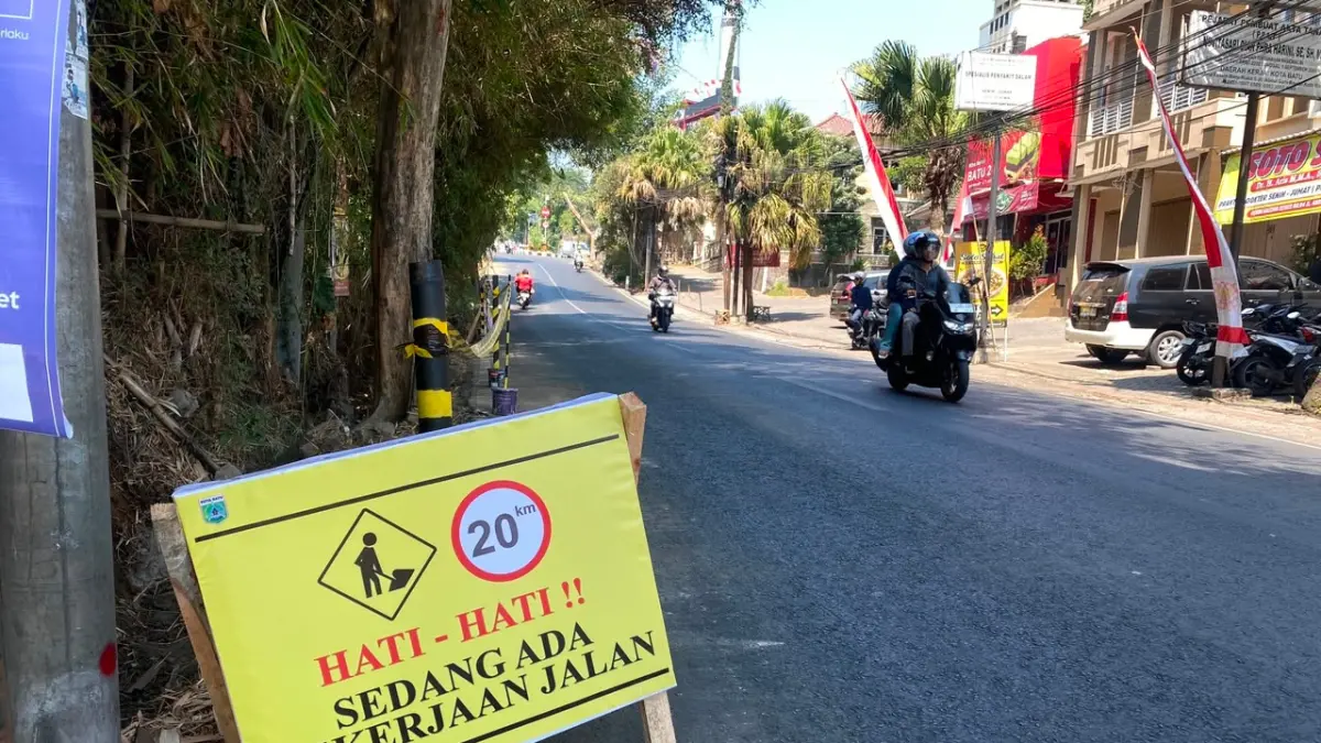 PROYEK DIMULAI: Sisi atas Jalan Abdul Ghani sudah mulai dilakukan penggalian kemarin (13/8). (RORI DINANDA BESTARI/RADAR BATU)