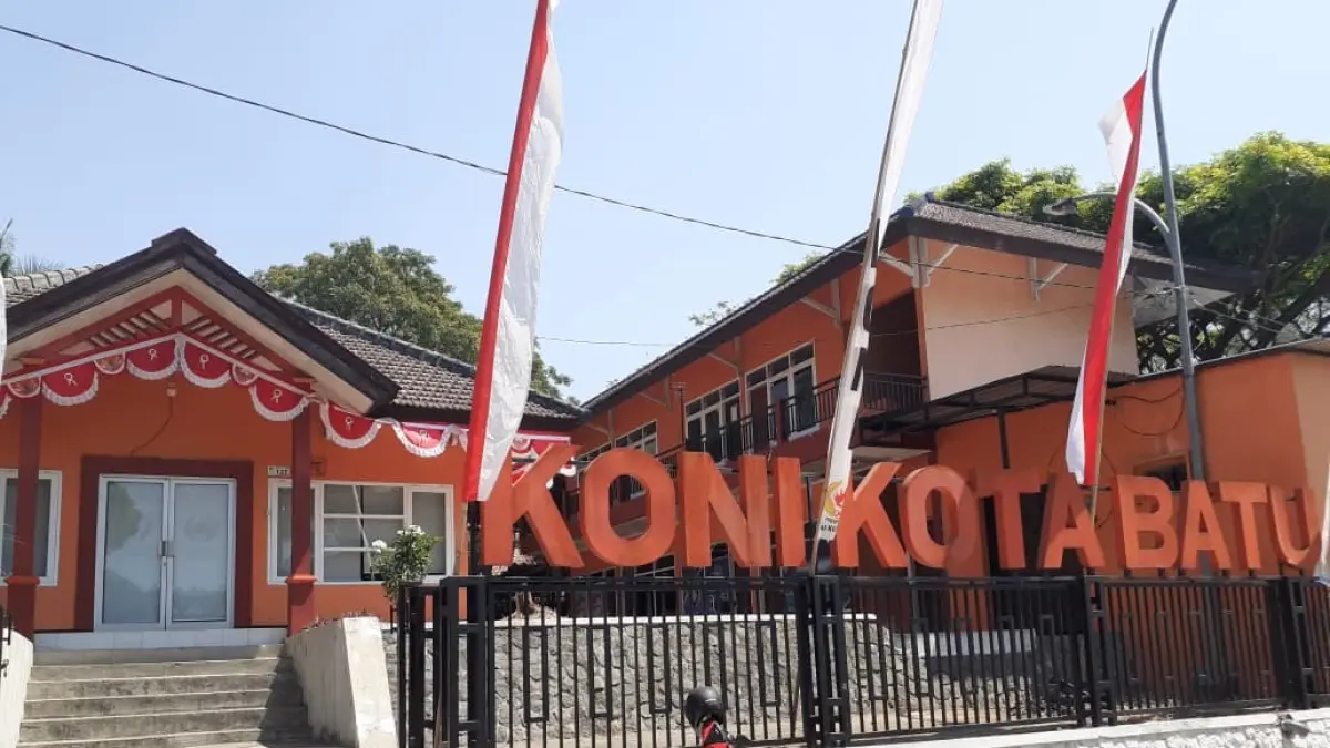 SEPI: Kantor Komite Olahraga Nasional Indonesia (KONI) Kota Batu terlihat sepi kemarin (13/8). Hanya ada beberapa staf KONI dan cabor yang sedang di kantor. (INDAH MEI YUNITA/RADAR BATU)