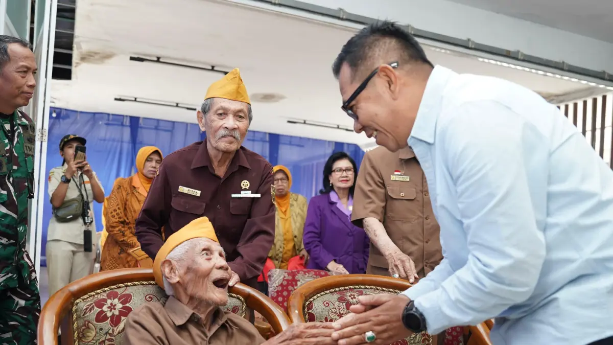 TERIMA INSENTIF: Beberapa veteran antusias dalam memeringati Harvetnas yang dihadiri Wali Kota Batu di Gedung LVRI Kota Batu pada Selasa lalu (11/8). (RORI DINANDA BESTARI/RADAR BATU)