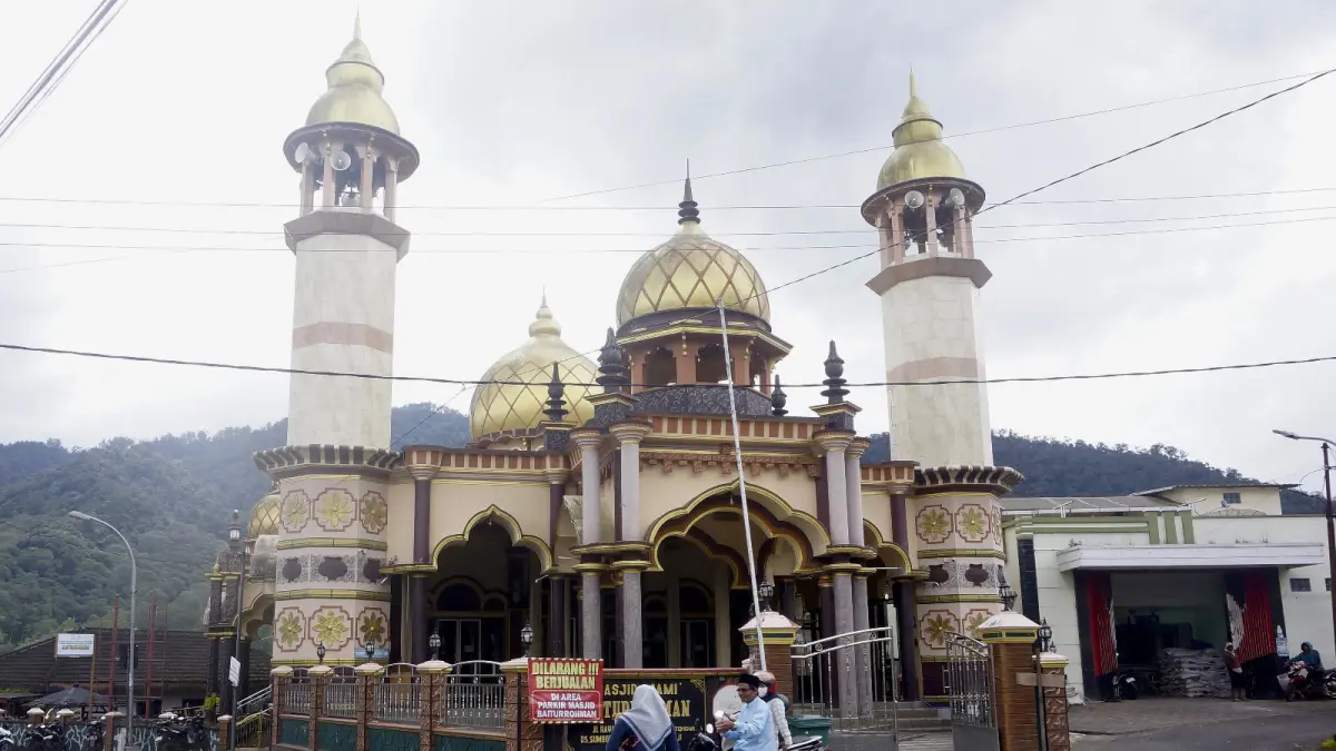 TERIMA INSENTIF: Salah satu masjid di Desa Sumberbrantas, Kecamatan Bumiaji dipadati jamaah beberapa hari lalu. (RORI DINANDA BESTARI/RADAR BATU)