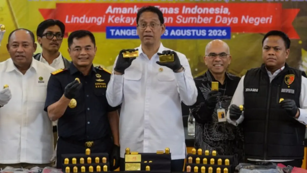 Bea Cukai bersama Menkeu Purbaya amankan emas yang diselundupkan WNA China. Sumber: Instagram.