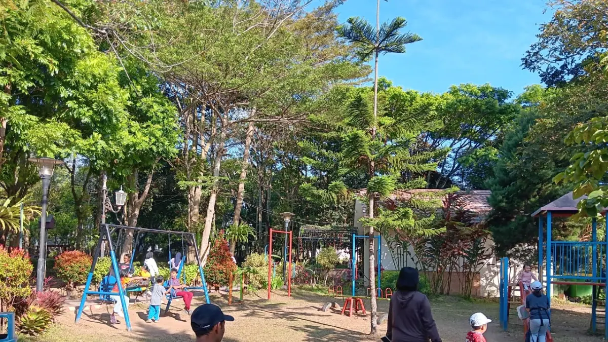 LIBURAN KELUARGA: Masyarakat bersantai bersama kerabat di Taman Hutan Bondas pada 9 Agustus lalu. (INDAH MEI YUNITA/RADAR BATU)
