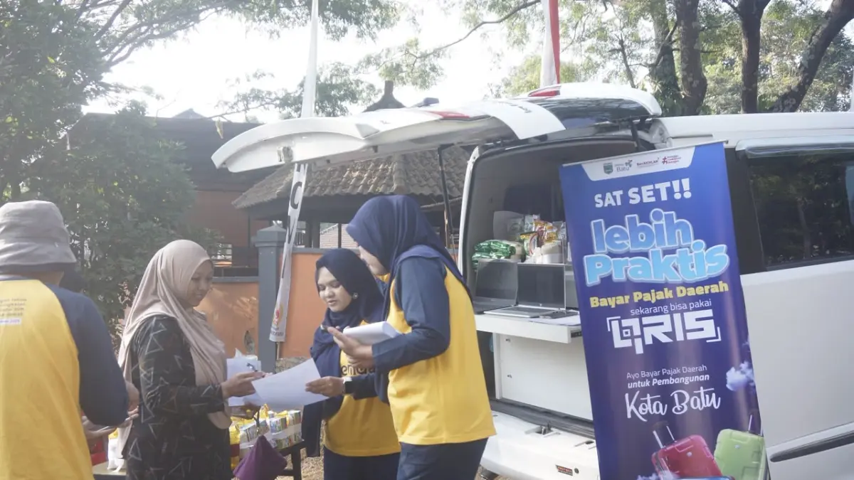 DISERBU WARGA: Layanan pajak keliling Bapenda Kota Batu dimanfaatkan pengunjung CFD Mbatu Sae kemarin (16/8). (RORI DINANDA BESTARI/RADAR BATU)