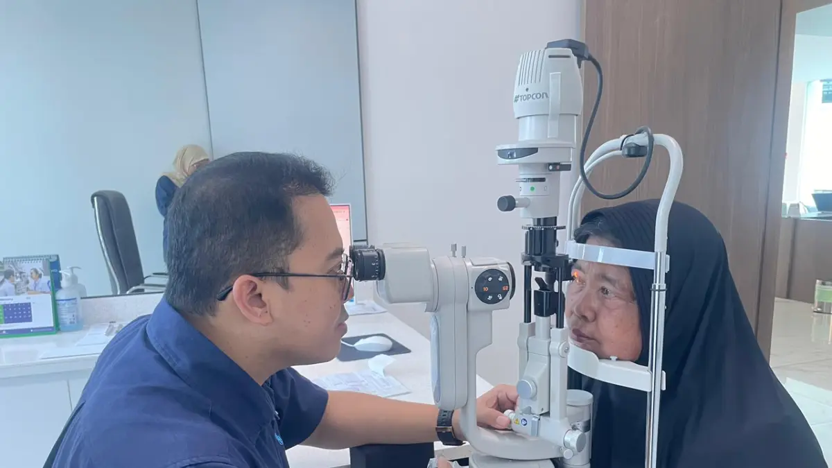 CEK MATA: Salah seorang pasien melakukan pemeriksaan setelah menjalani operasi katarak gratis di Ishk Tolaram Eye Centre.