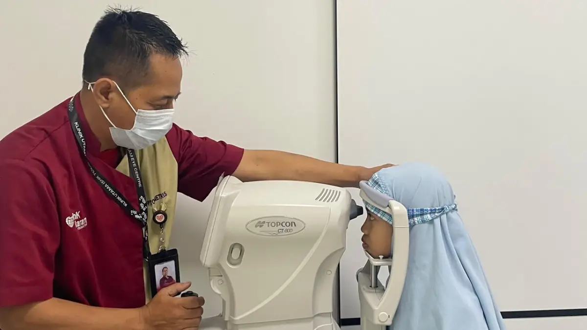 CEK MATA : Salah seorang pasien melakukan sesi pemeriksaan refraksi di Ishk Tolaram Eye Centre
