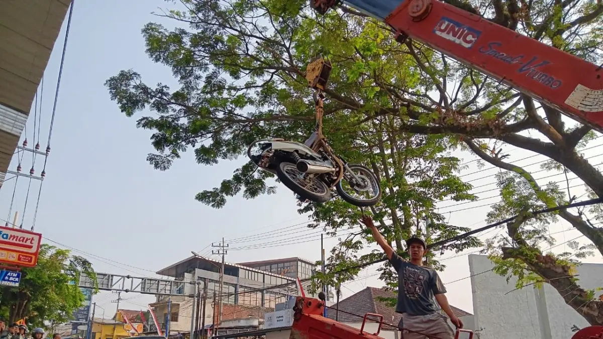 LAKA LANTAS: Mobil dan motor korban kecelakaan di Jalan Ir. Soekarno, Desa Mojorejo, Kecamatan Junrejo diangkut petugas kemarin (17/8). (INDAH MEI YUNITA/RADAR BATU)