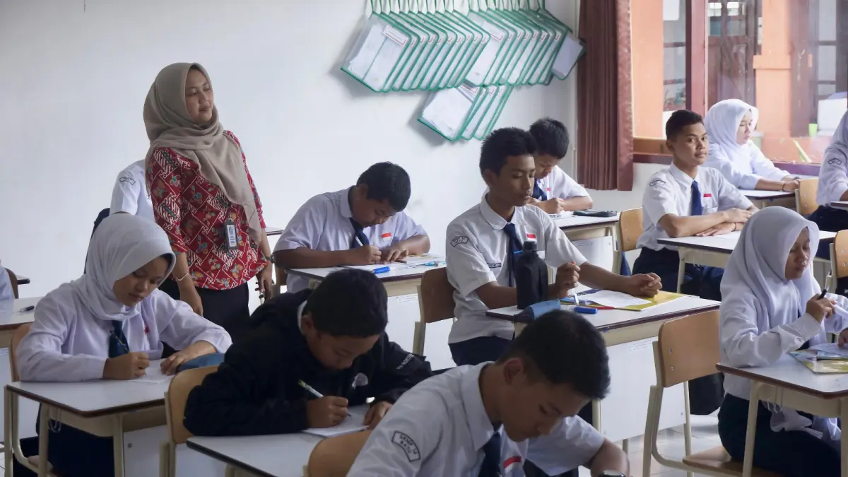FOKUS: Beberapa siswa SRMP 14 Batu mengikuti pembelajaran di dalam kelas beberapa waktu lalu. (RORI DINANDA BESTARI/RADAR BATU)