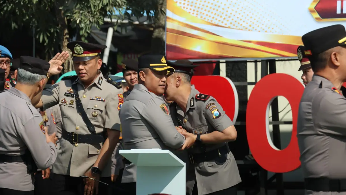 Pejabat Polres Batu saling bersalaman untuk pisah sambut. (Humas Polres Batu)