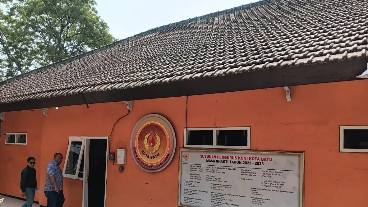 PROSES HUKUM: Pengurus KONI Kota Batu berkegiatan di Kantor KONI kemarin (18/8). (INDAH MEI YUNITA/RADAR BATU)
