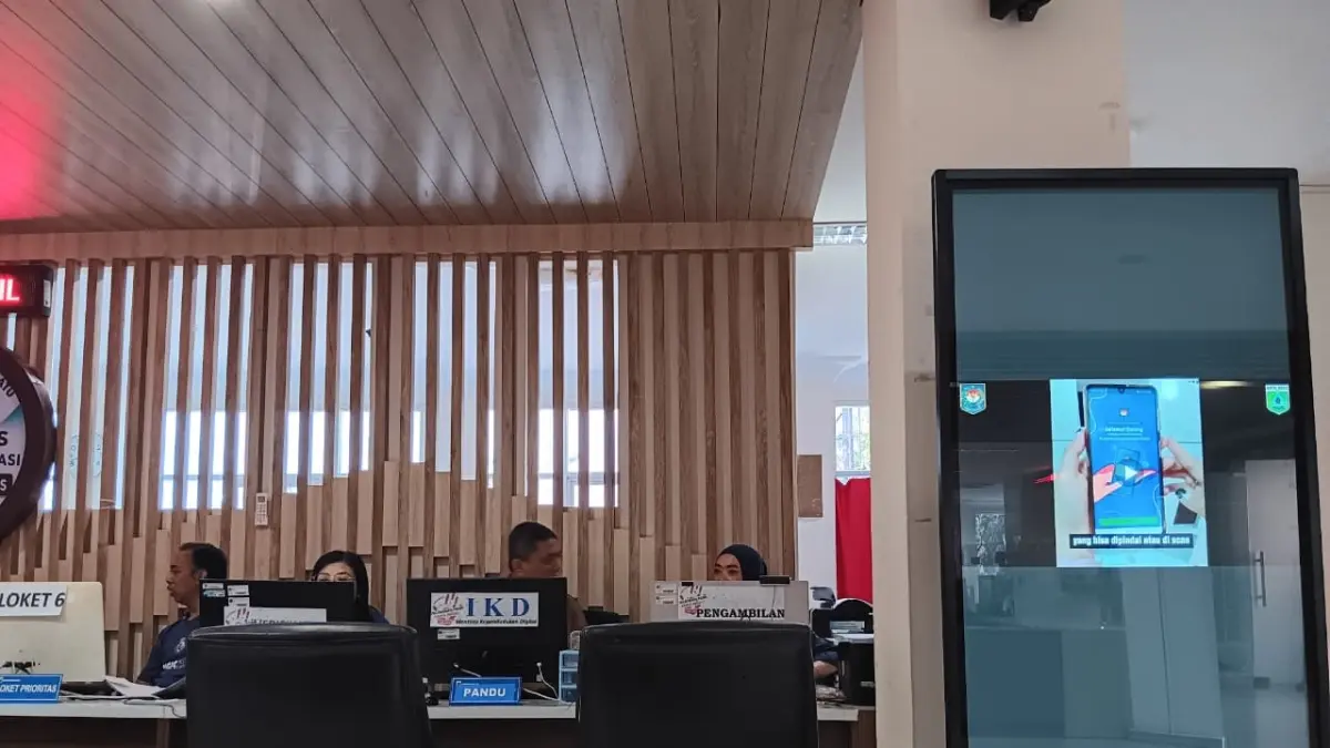 RENDAH: Petugas pelayanan identitas kependudukan digital (IKD) di Mal Pelayanan Publik (MPP) Kota Batu beberapa waktu lalu. Capaian IKD hingga Agustus masih 12 persen. (INDAH MEI YUNITA/RADAR BATU)